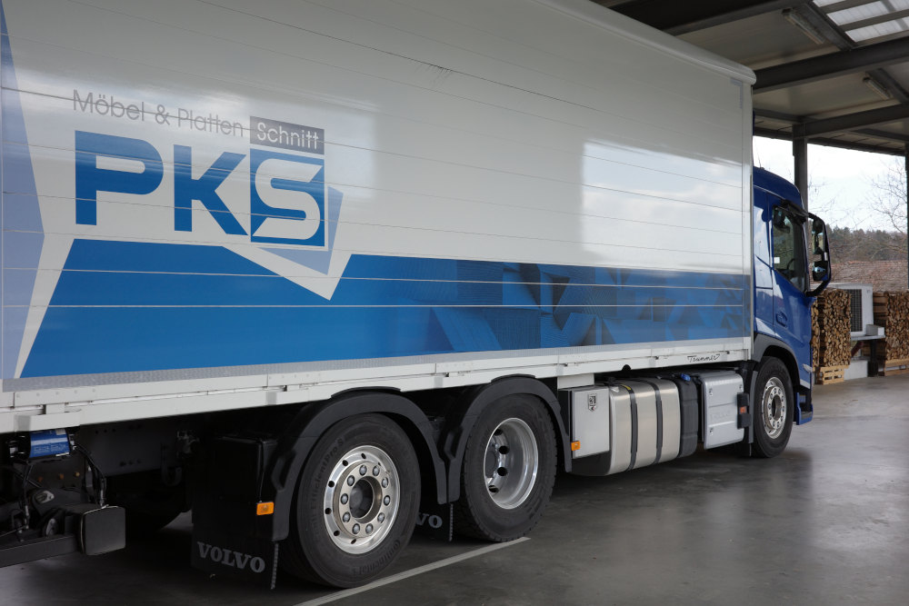 PKS-LKW von seitlich hinten